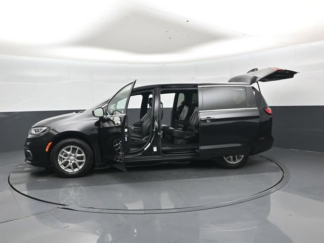 Used 2025 Chrysler Pacifica Select image 49