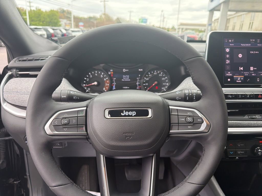 Used 2025 Jeep Compass Latitude image 13