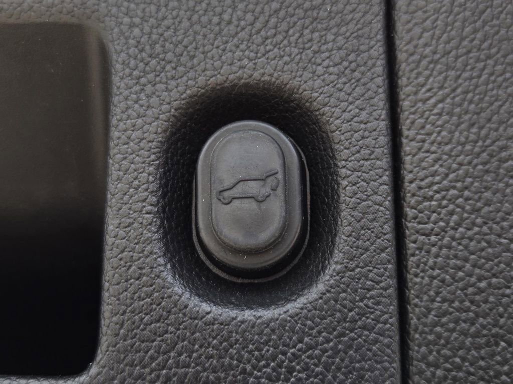 Used 2018 GMC Yukon SLT w/ Open Road Package image 12