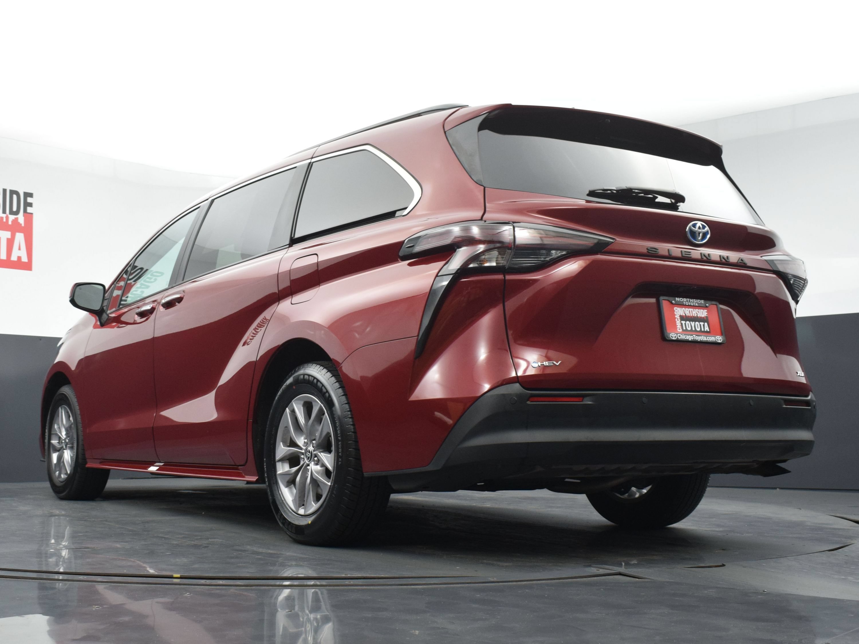 Used 2025 Toyota Sienna XLE FWD image 31