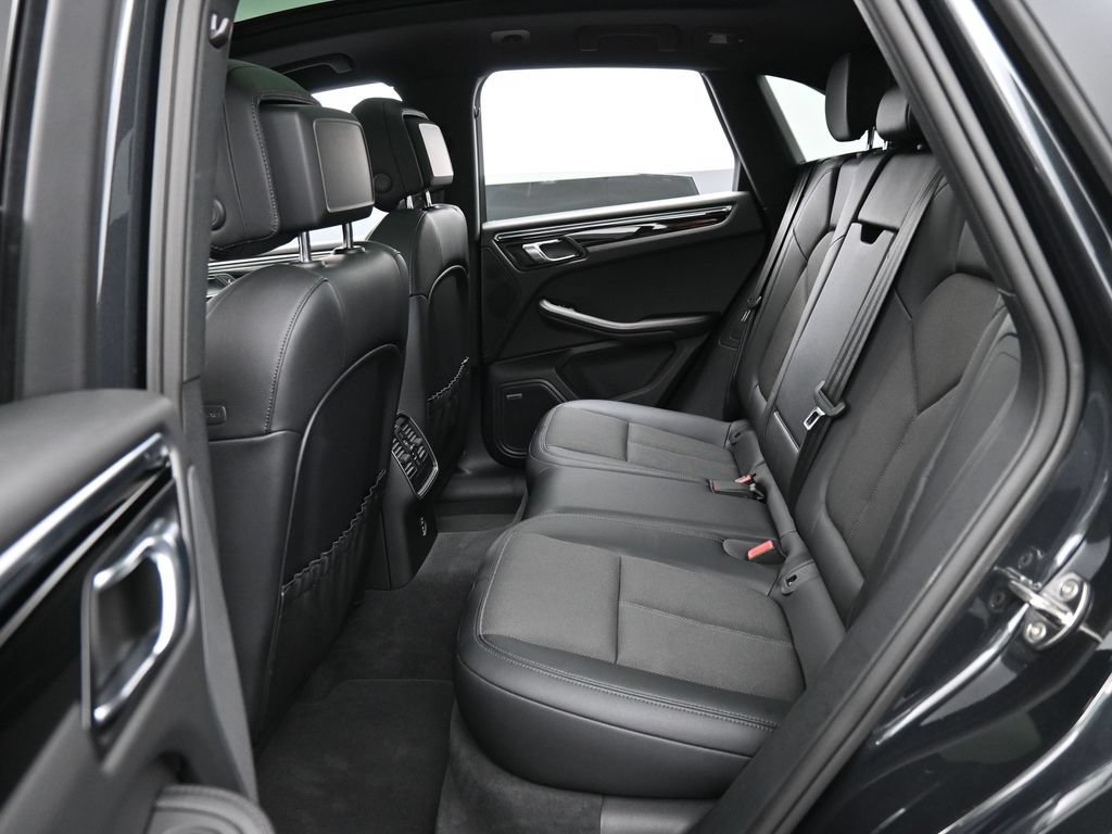 Certified 2025 Porsche Macan AWD/4WD image 24