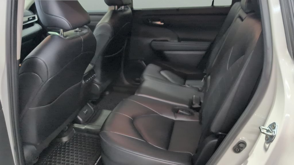 Used 2024 Toyota Highlander XLE AWD/4WD image 19