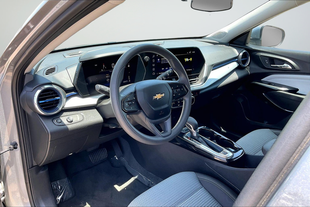 Used 2025 Chevrolet Trax LT FWD image 15