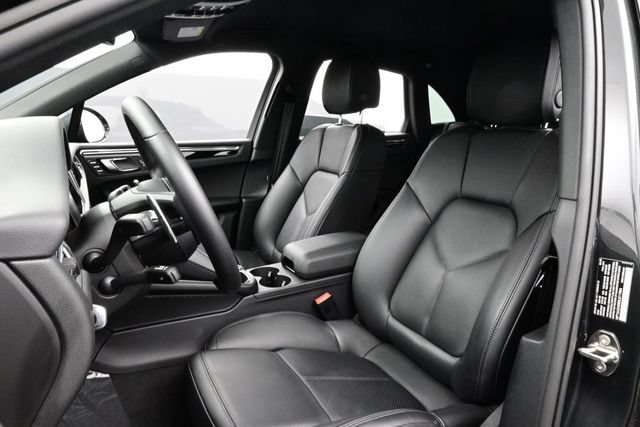 Certified 2025 Porsche Macan AWD/4WD image 5