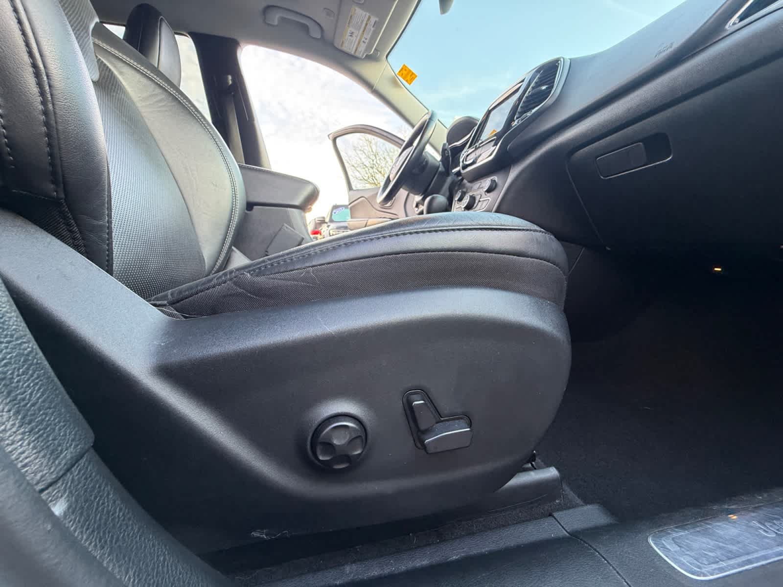 Used 2020 Jeep Cherokee Limited AWD/4WD image 33