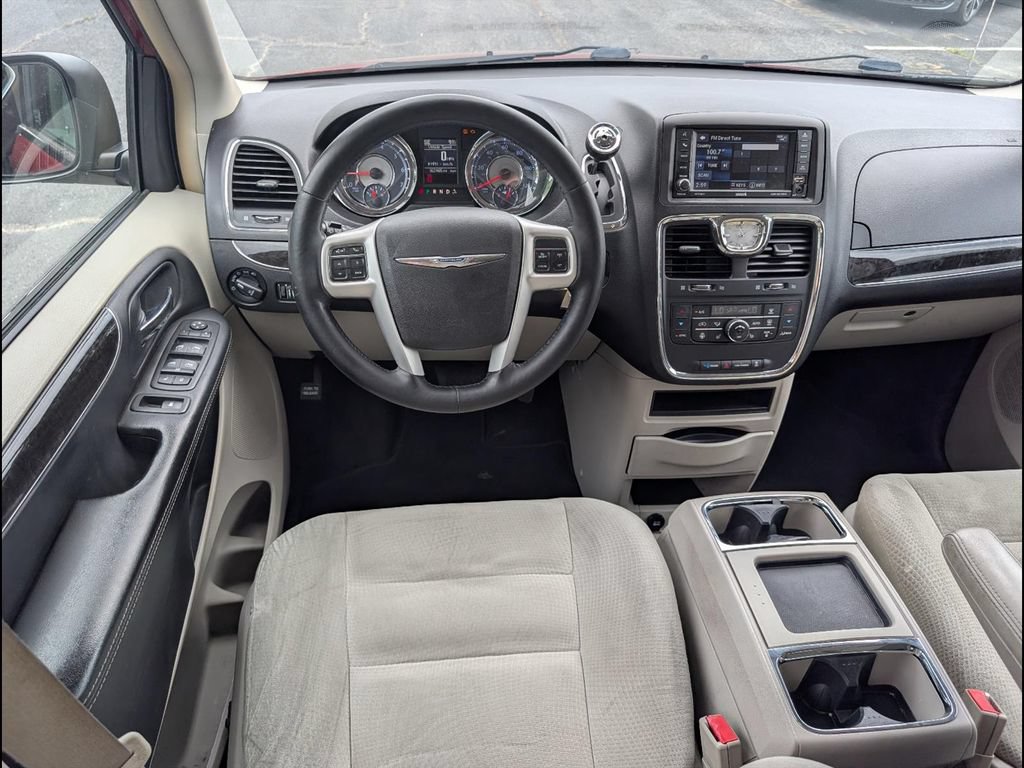 Used 2014 Chrysler Town & Country Touring w/ Driver Convenience Group FWD image 10