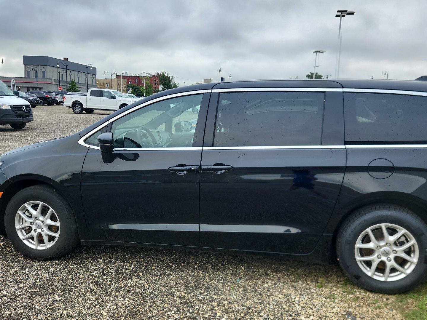 Used 2025 Chrysler Pacifica Select FWD image 6