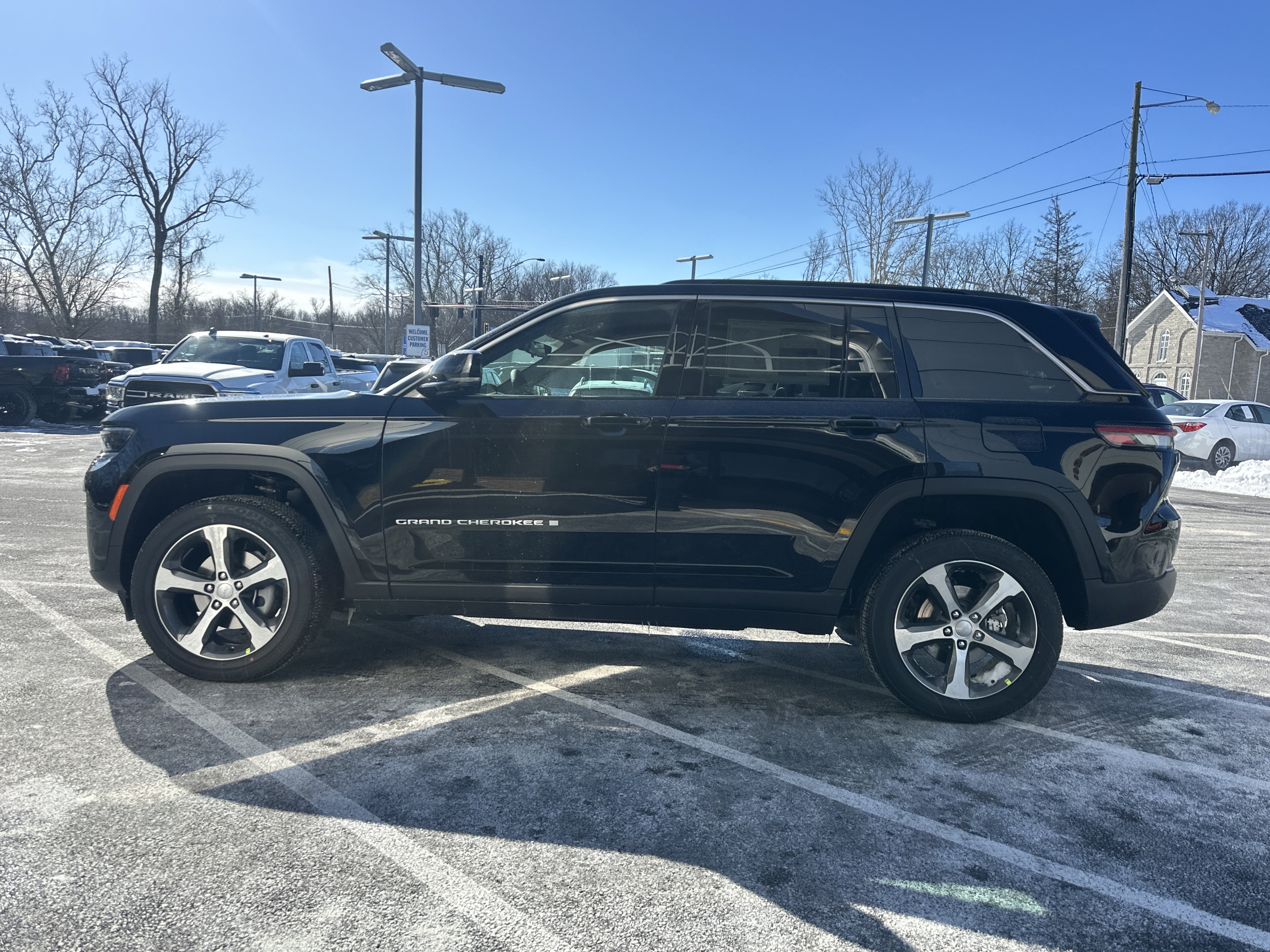 New 2026 Jeep Grand Cherokee Limited w/ Luxury Tech Group II AWD/4WD image 24