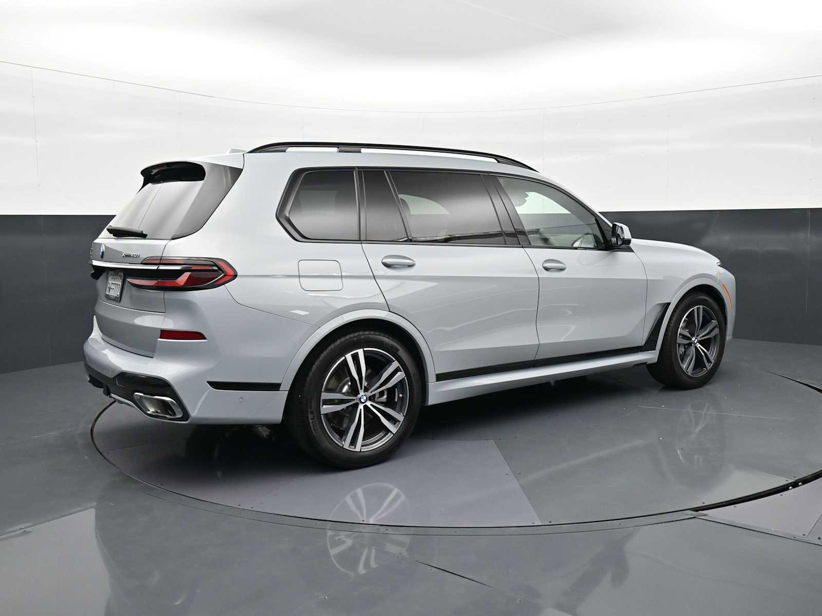 Used 2026 BMW X7 xDrive40i w/ Executive Package image 5
