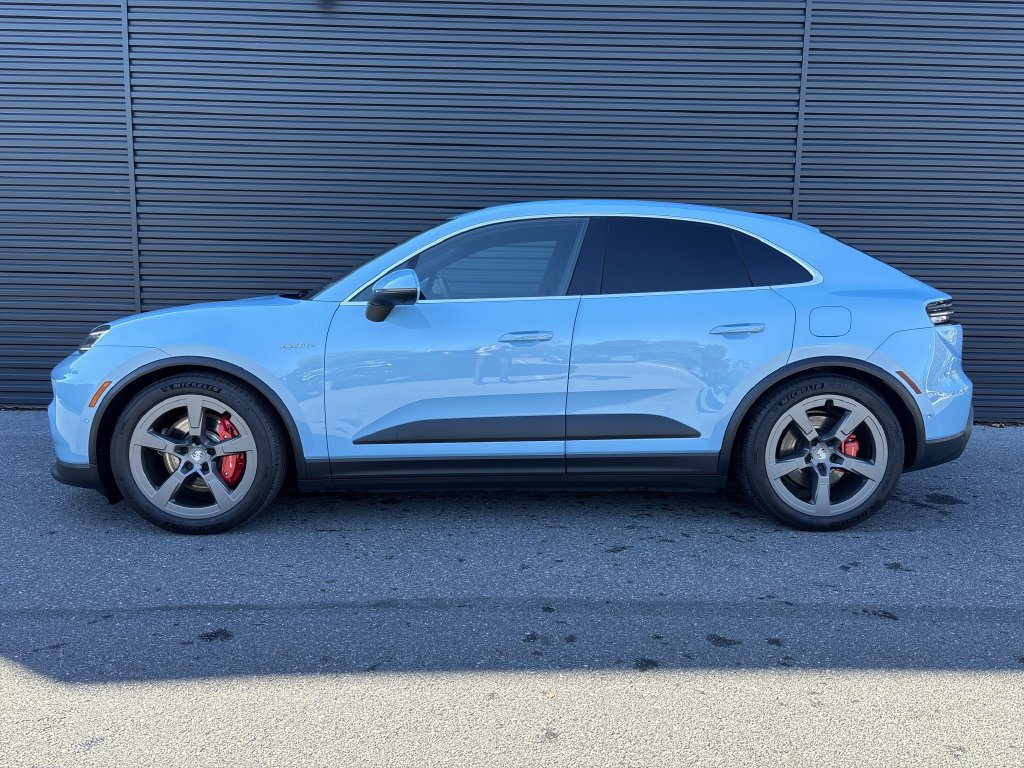 Certified 2025 Porsche Macan 4S Electric AWD/4WD image 2