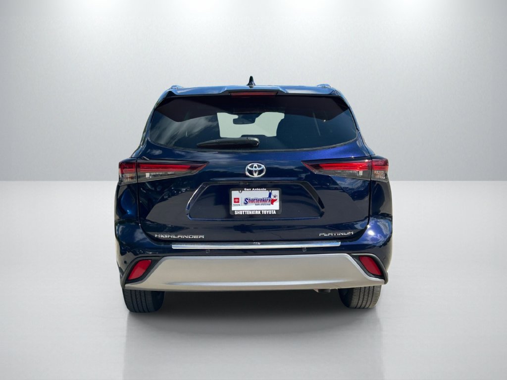 Used 2024 Toyota Highlander Platinum FWD image 6