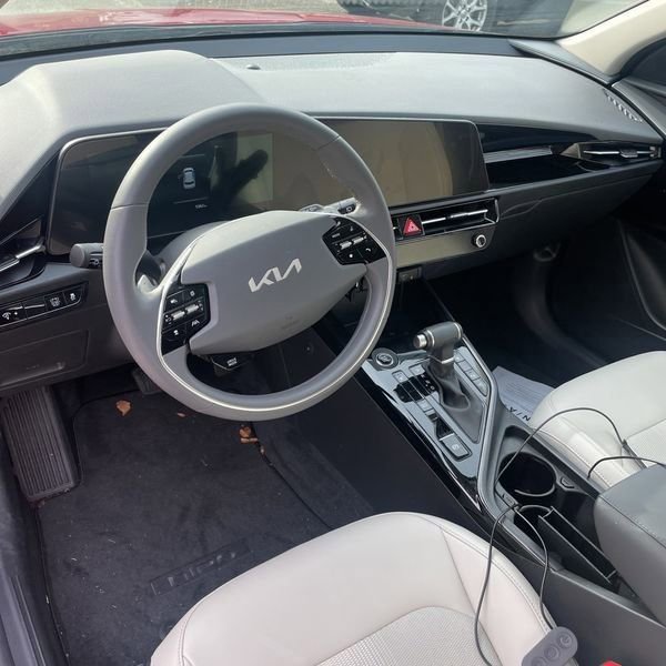 Used 2025 Kia Niro EX image 22