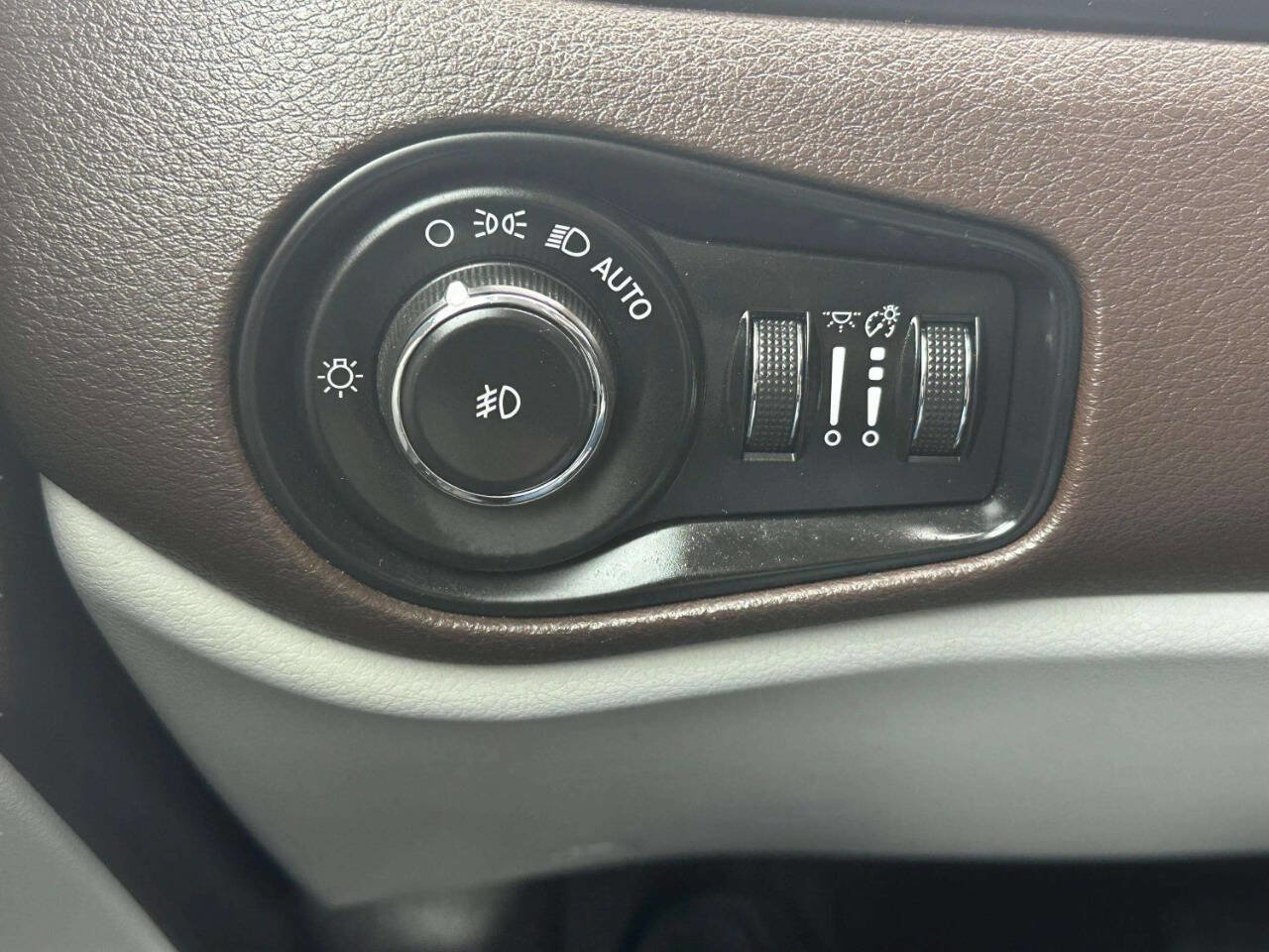 Used 2015 Jeep Renegade Latitude w/ Popular Equipment Group image 23