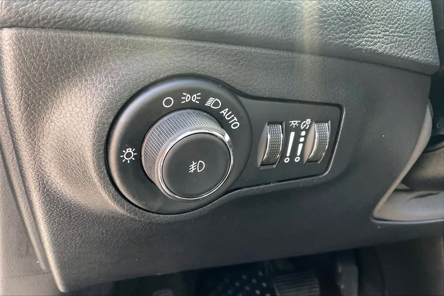 Used 2019 Jeep Compass Latitude w/ Cold Weather Group FWD image 14