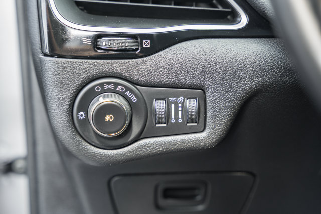 Used 2019 Jeep Cherokee Latitude Plus AWD/4WD image 41