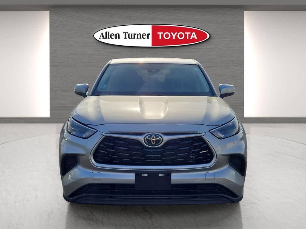 Used 2023 Toyota Highlander L FWD image 4