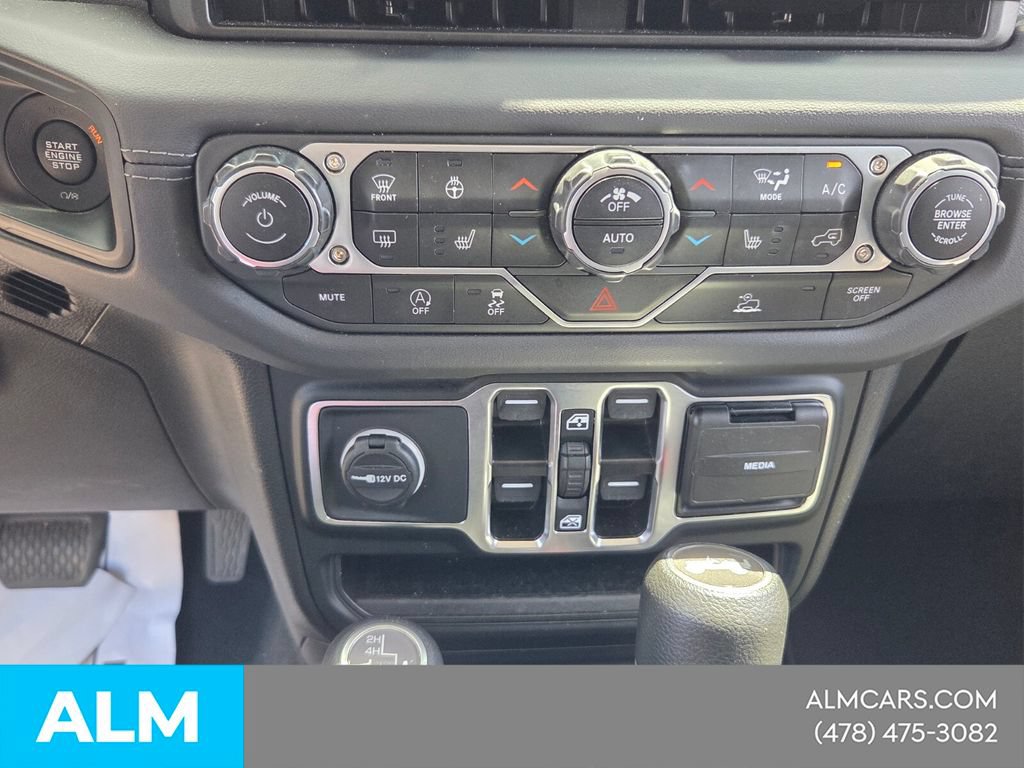 Used 2025 Jeep Wrangler Unlimited Sahara AWD/4WD image 20