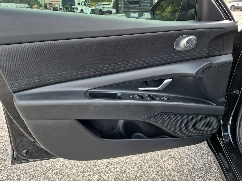 Used 2025 Hyundai Elantra SE FWD image 12
