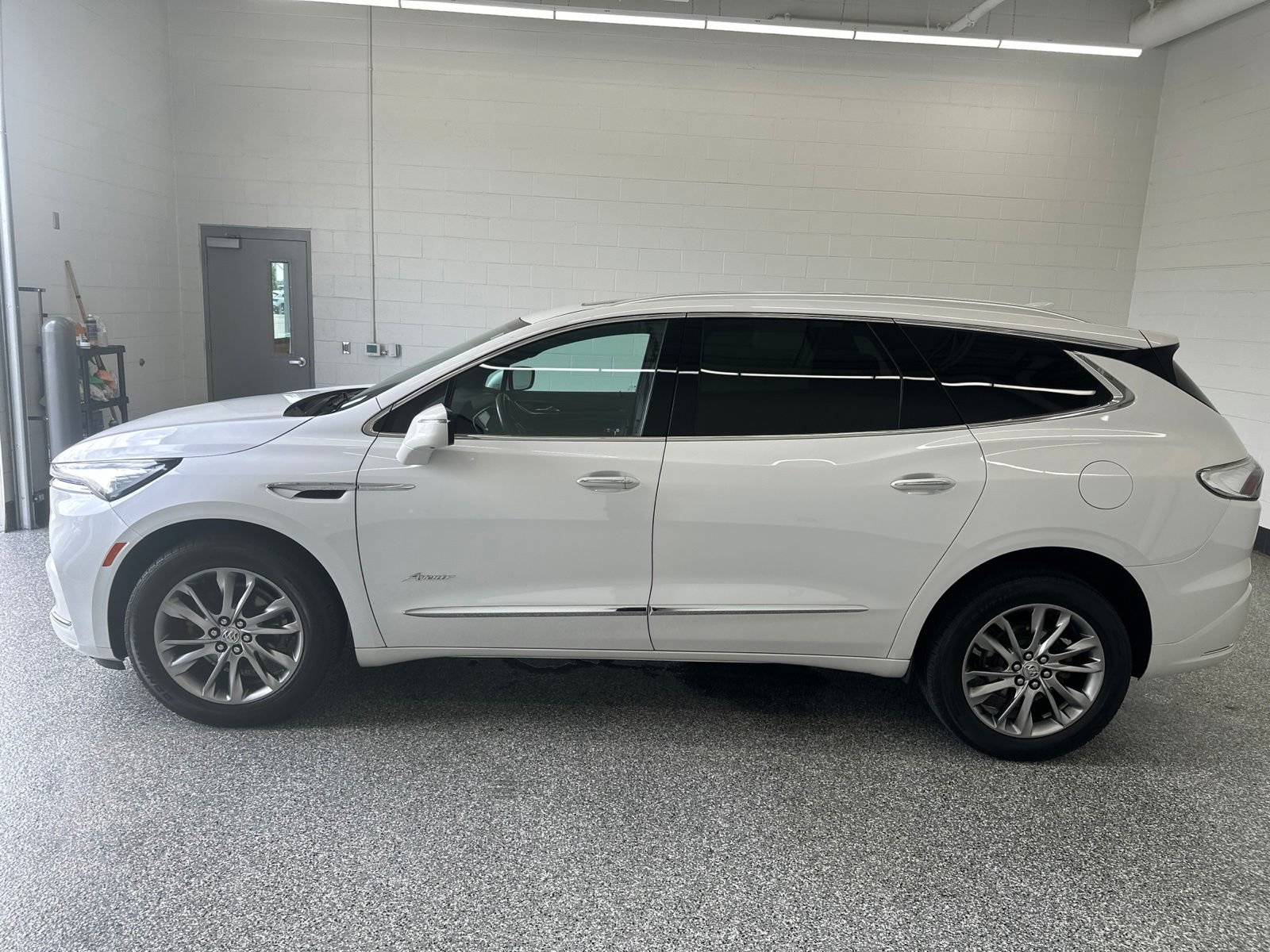 Used 2023 Buick Enclave Avenir w/ Avenir Technology Package AWD/4WD image 6