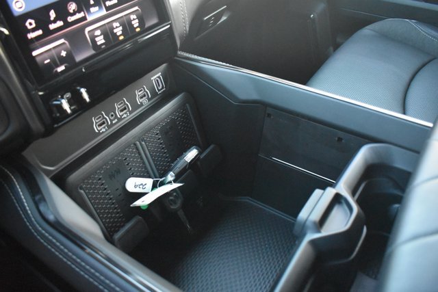 Used 2025 RAM 2500 Limited AWD/4WD image 32