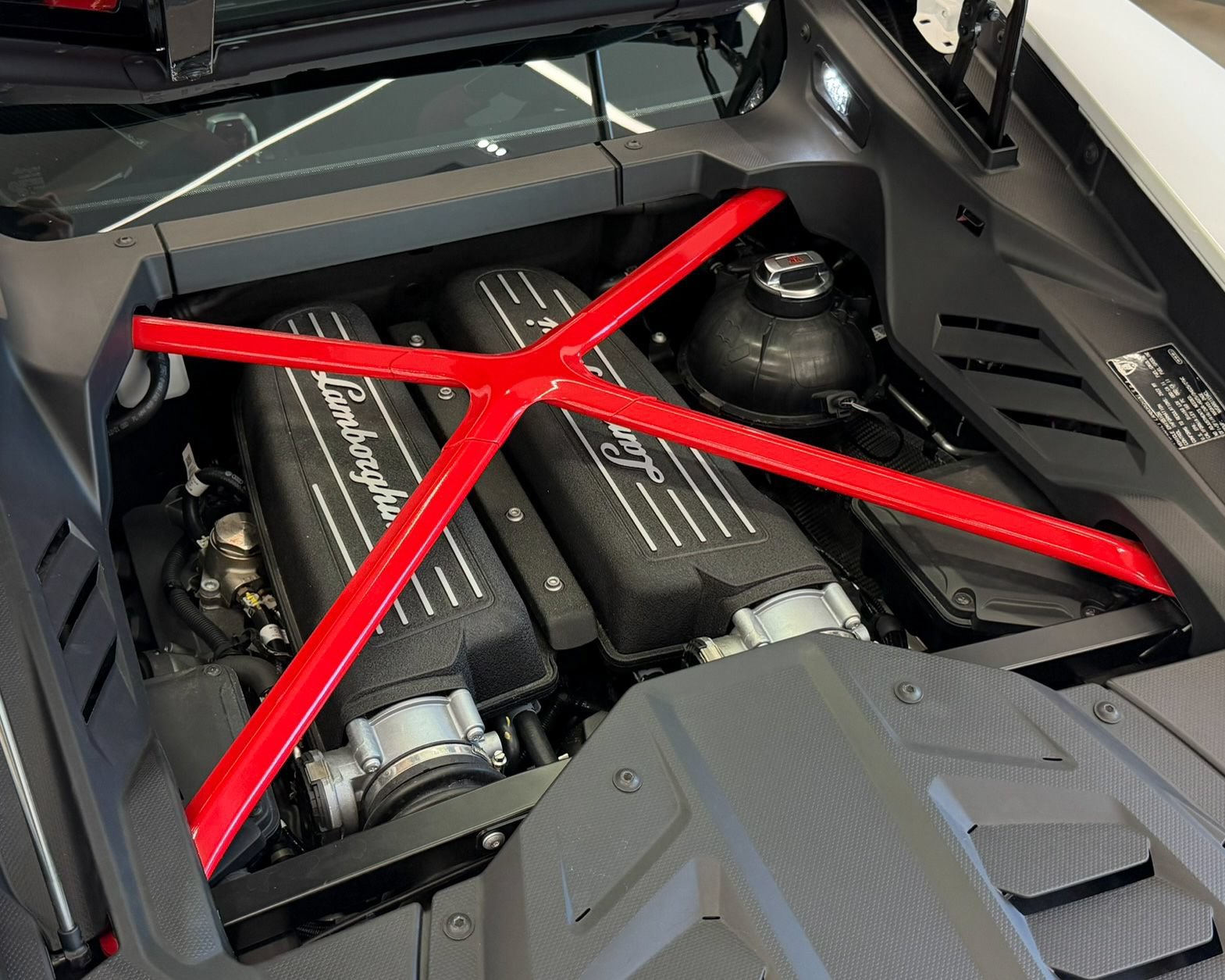 Used 2022 Lamborghini Huracan EVO RWD image 40