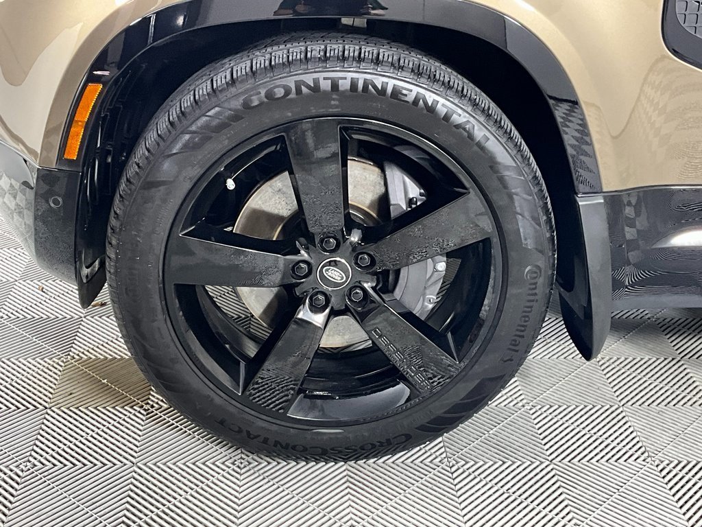 Used 2025 Land Rover Defender 130 X-Dynamic SE image 31