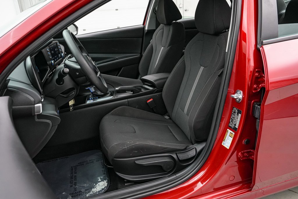 Used 2025 Hyundai Elantra SE image 11