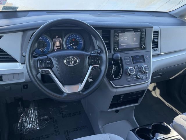 Used 2020 Toyota Sienna LE w/ Carpet Mat Package image 6
