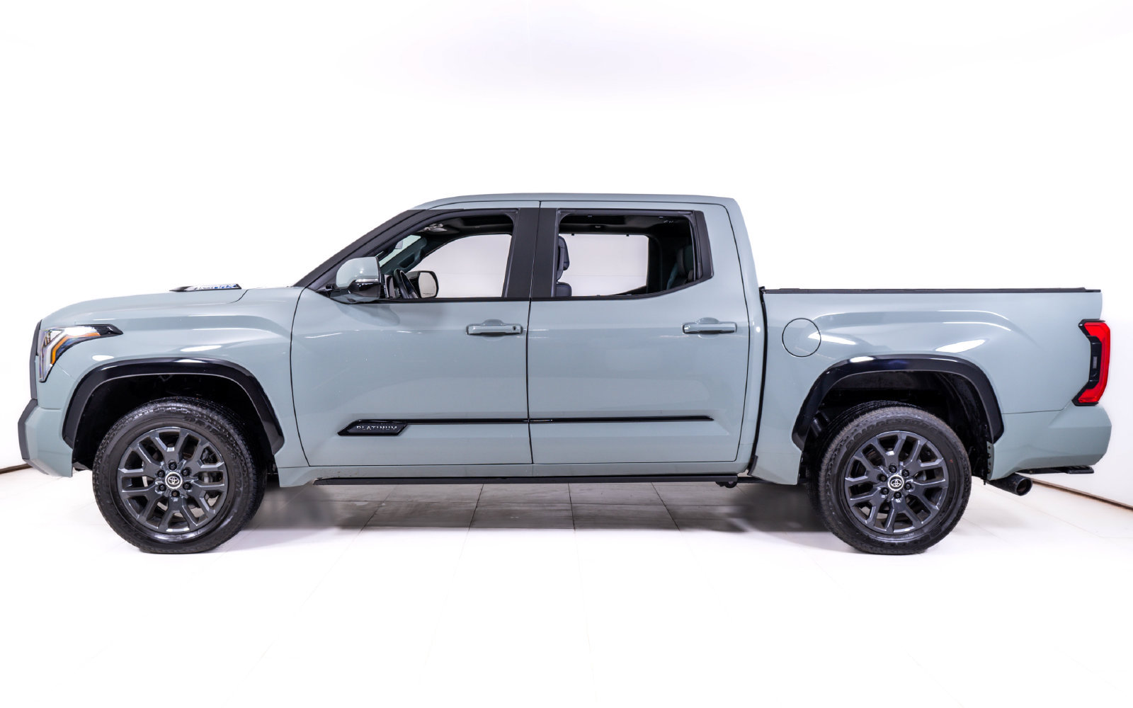 Used 2024 Toyota Tundra Platinum AWD/4WD image 2