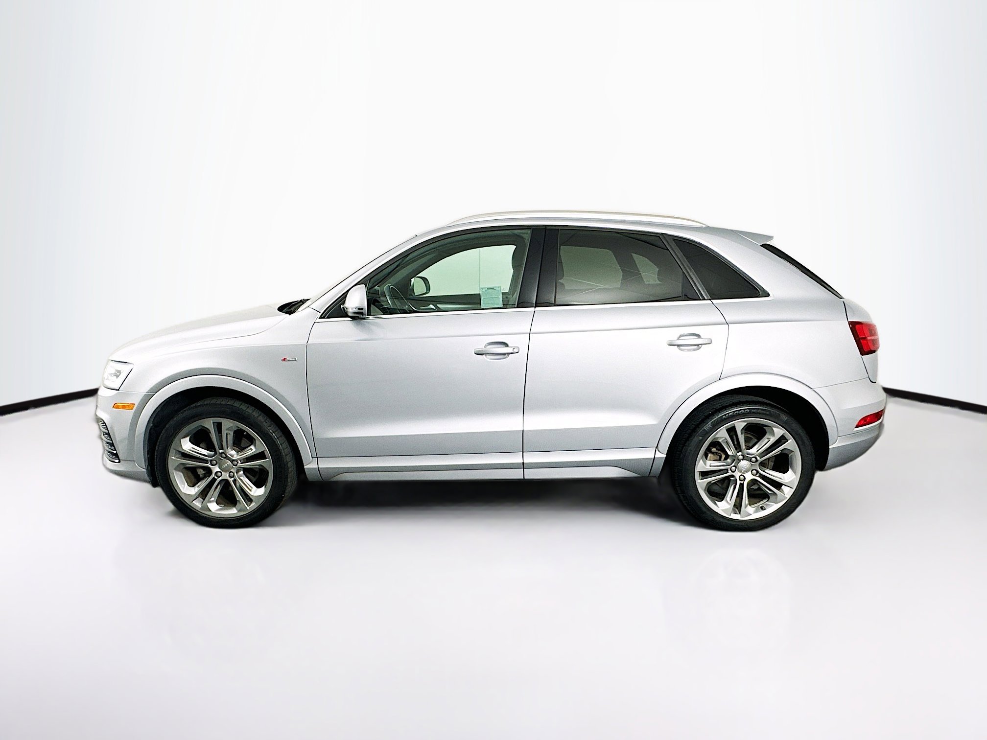 Used 2018 Audi Q3 2.0T Premium Plus w/ Premium Plus Package FWD image 4