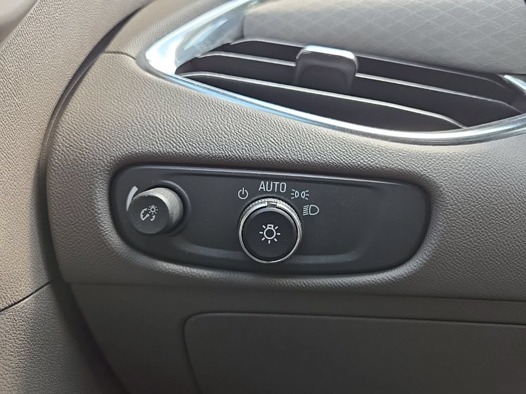 Used 2017 Chevrolet Malibu LT FWD image 21
