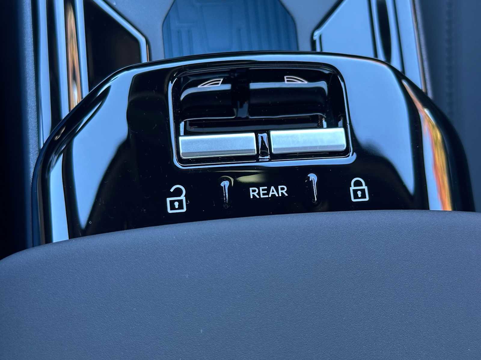 New 2025 Volvo EX30 Plus w/ Protection Package Premier image 32