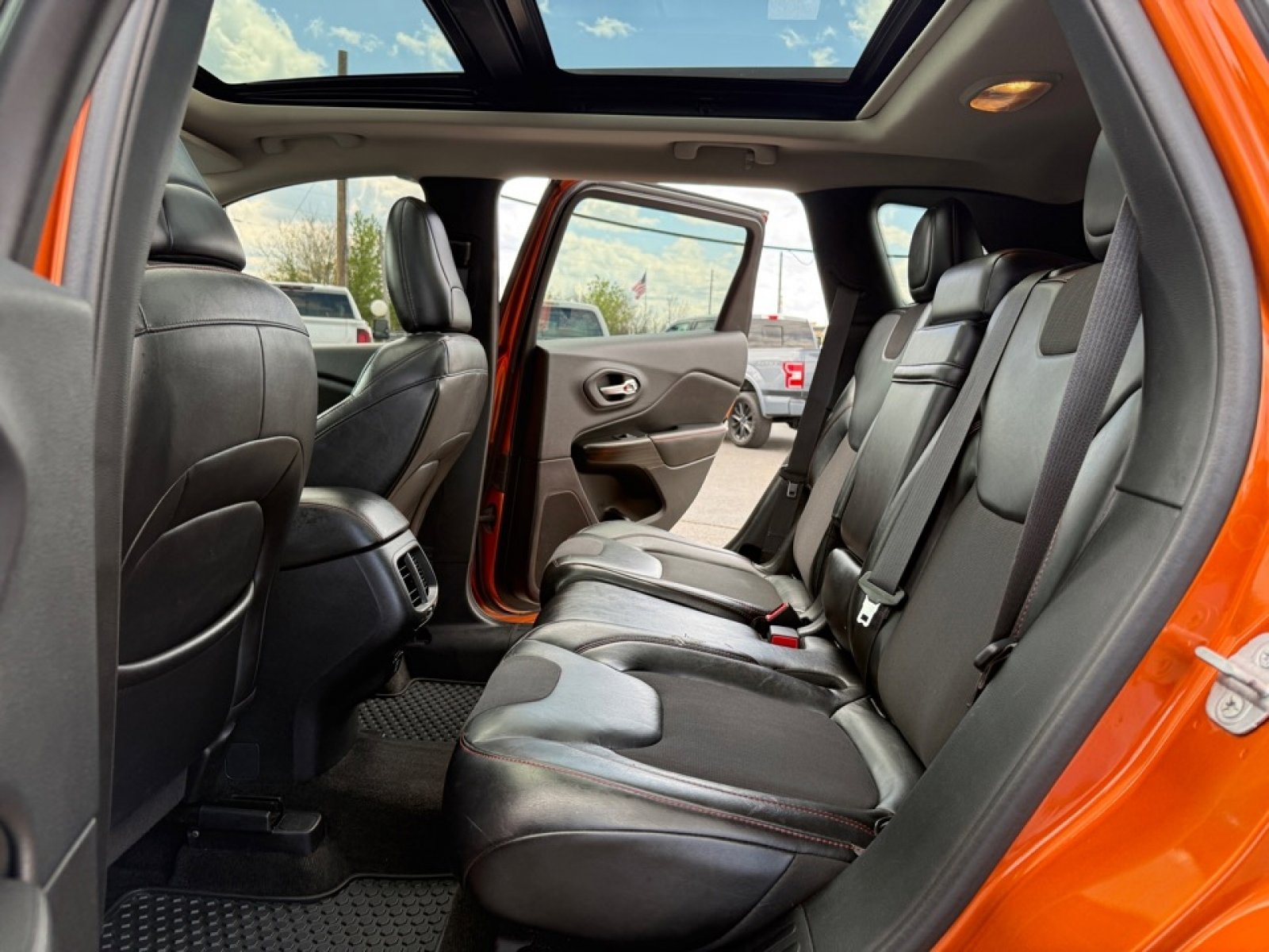 Used 2014 Jeep Cherokee Trailhawk w/ Comfort/Convenience Group AWD/4WD image 17