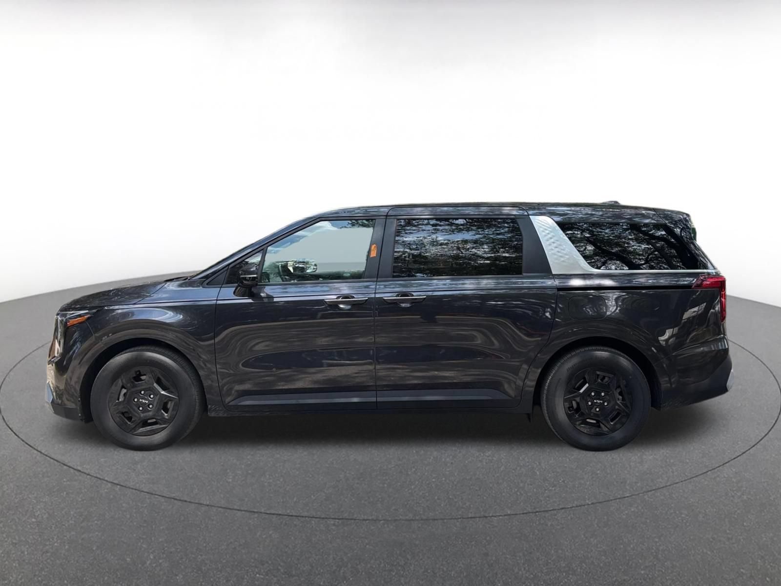 Used 2026 Kia Carnival FWD image 4