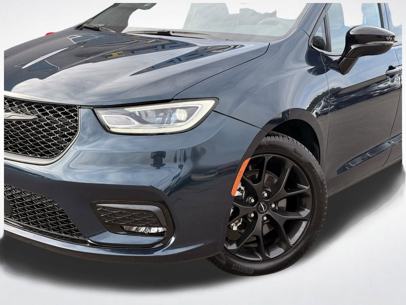 Used 2025 Chrysler Pacifica Limited FWD image 2