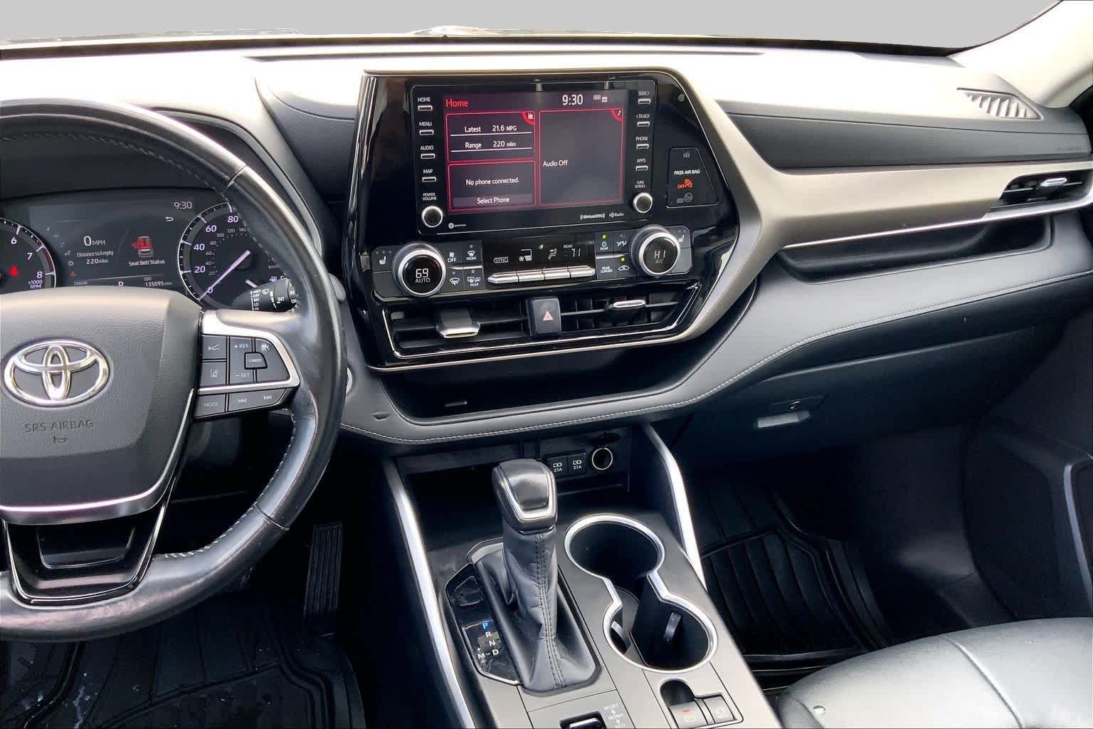 Used 2020 Toyota Highlander XLE AWD/4WD image 7
