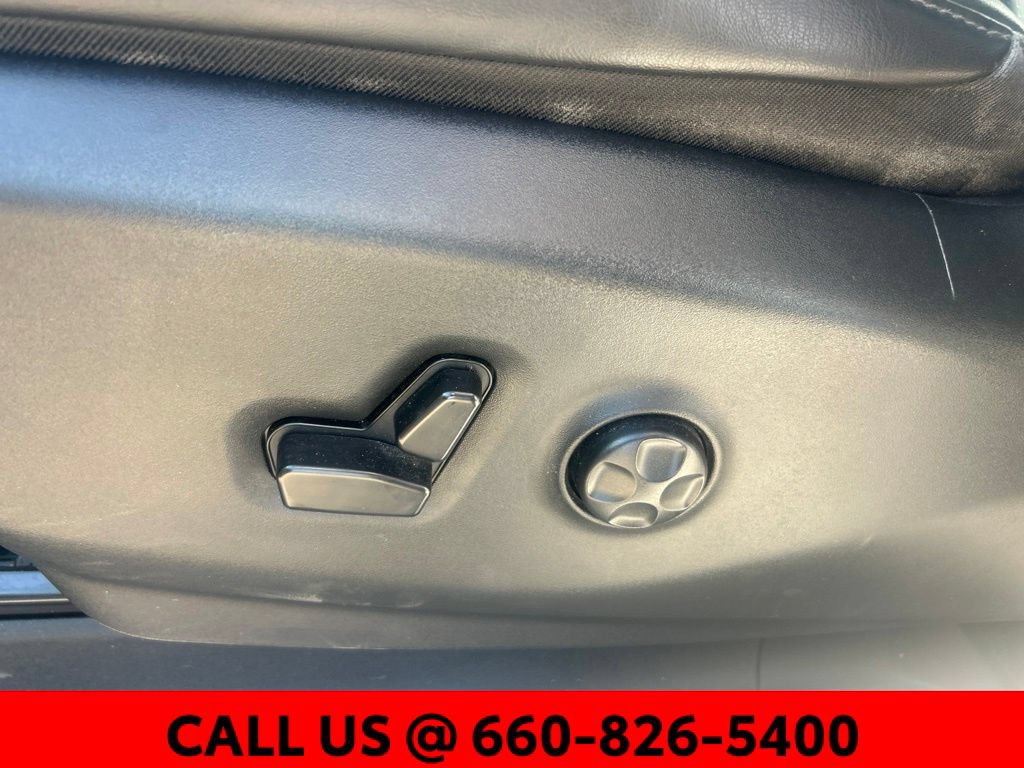 Used 2023 Chrysler Pacifica Touring-L FWD image 11
