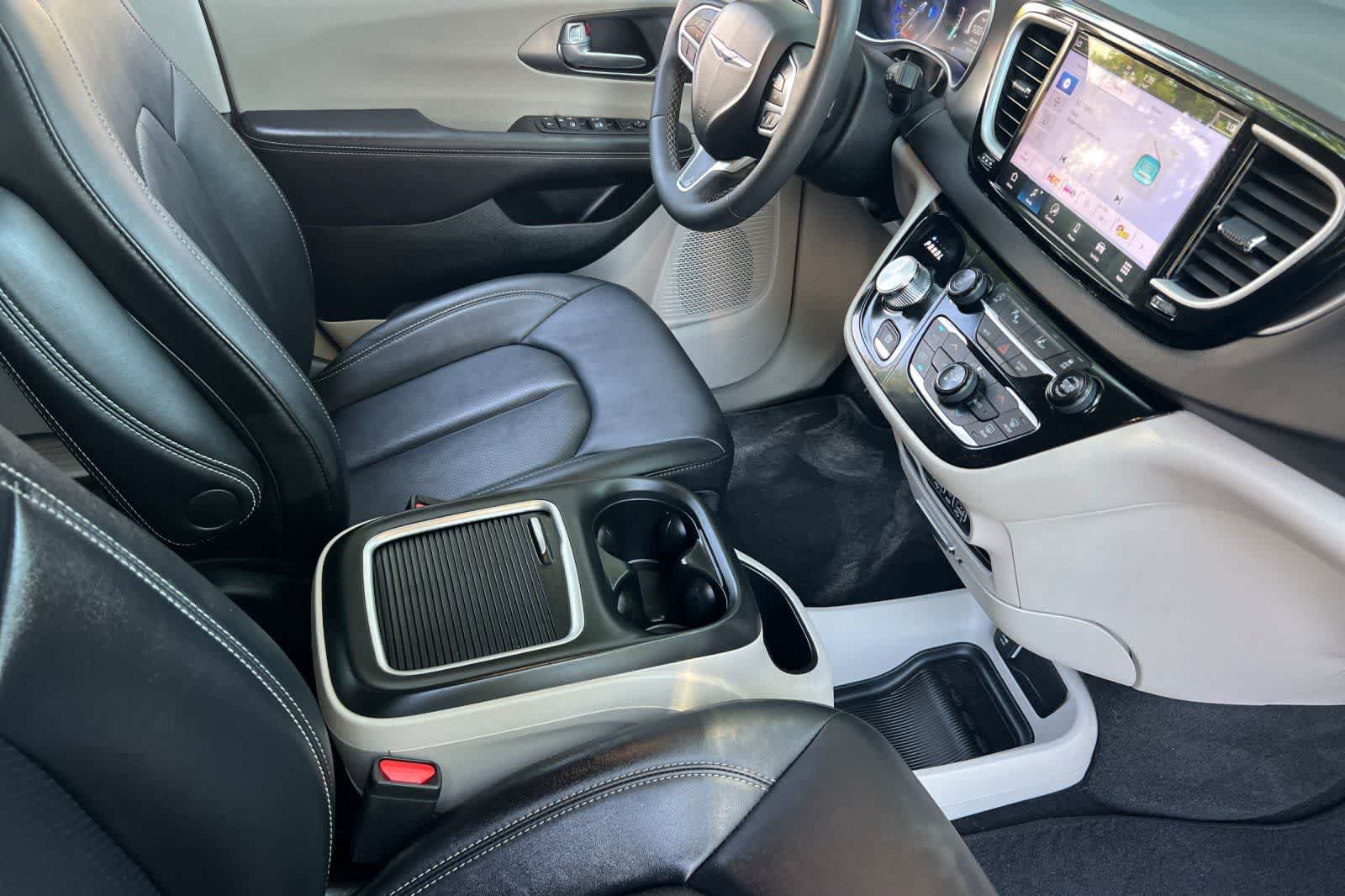 Used 2024 Chrysler Pacifica Touring-L FWD image 19