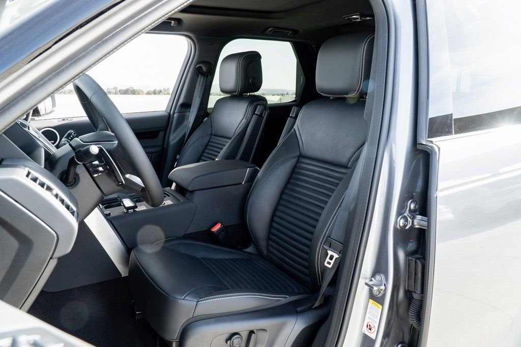 Used 2025 Land Rover Discovery S image 15