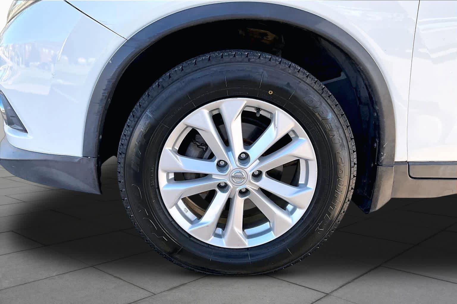 Used 2016 Nissan Rogue SV w/ SV Premium Package AWD/4WD image 11