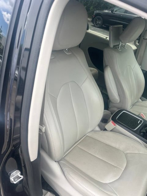 Used 2017 Chrysler Pacifica Touring-L Plus w/ Advanced Safetytec Group FWD image 22