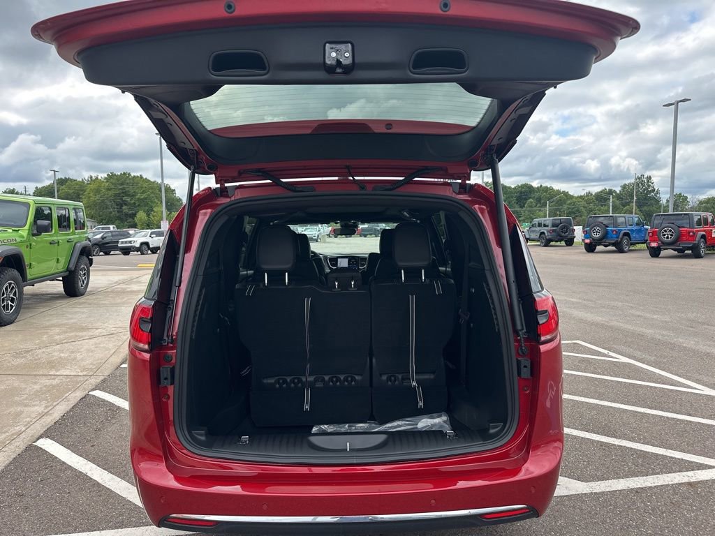 New 2026 Chrysler Pacifica Select FWD image 8