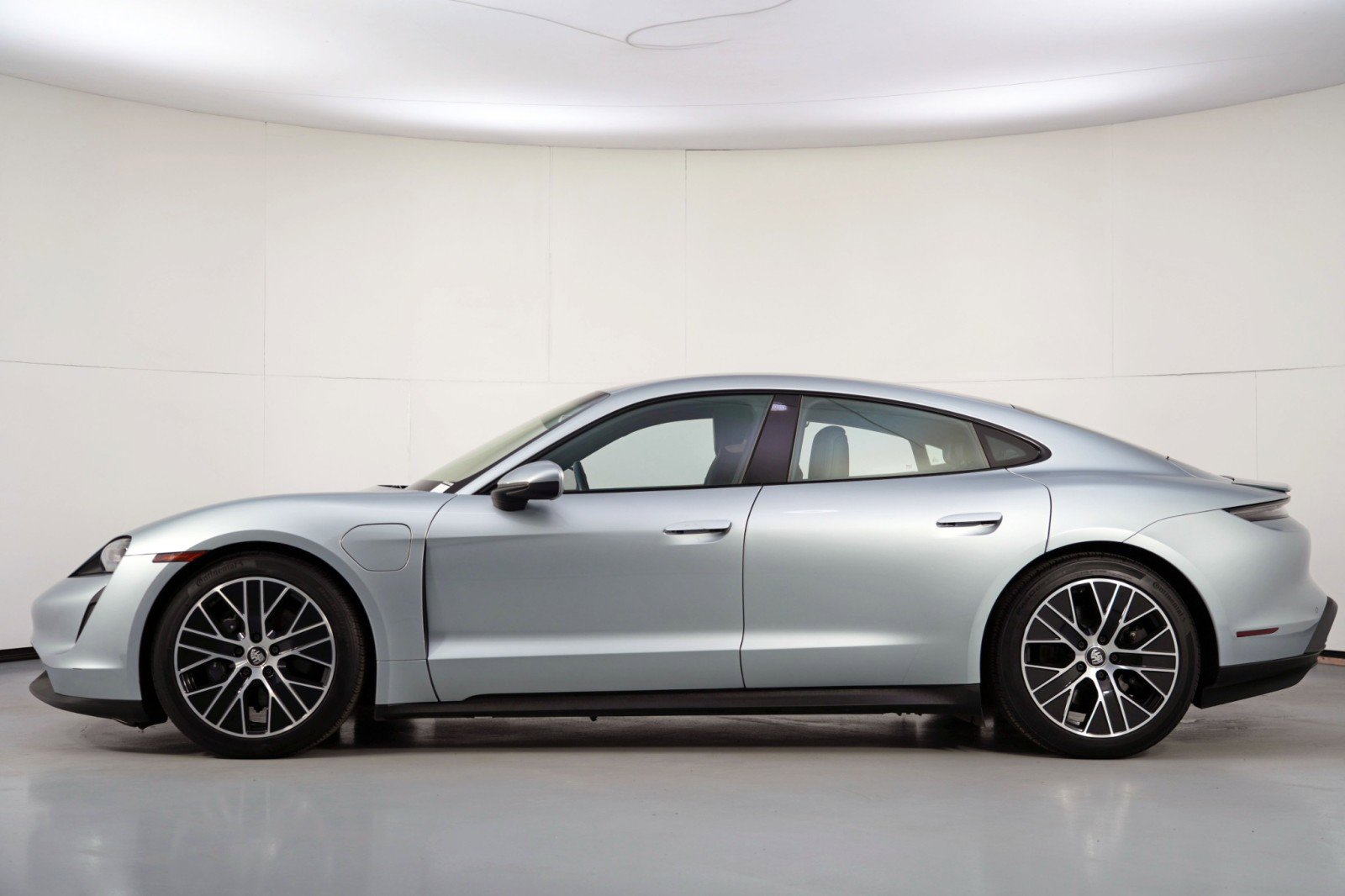 Used 2021 Porsche Taycan image 9