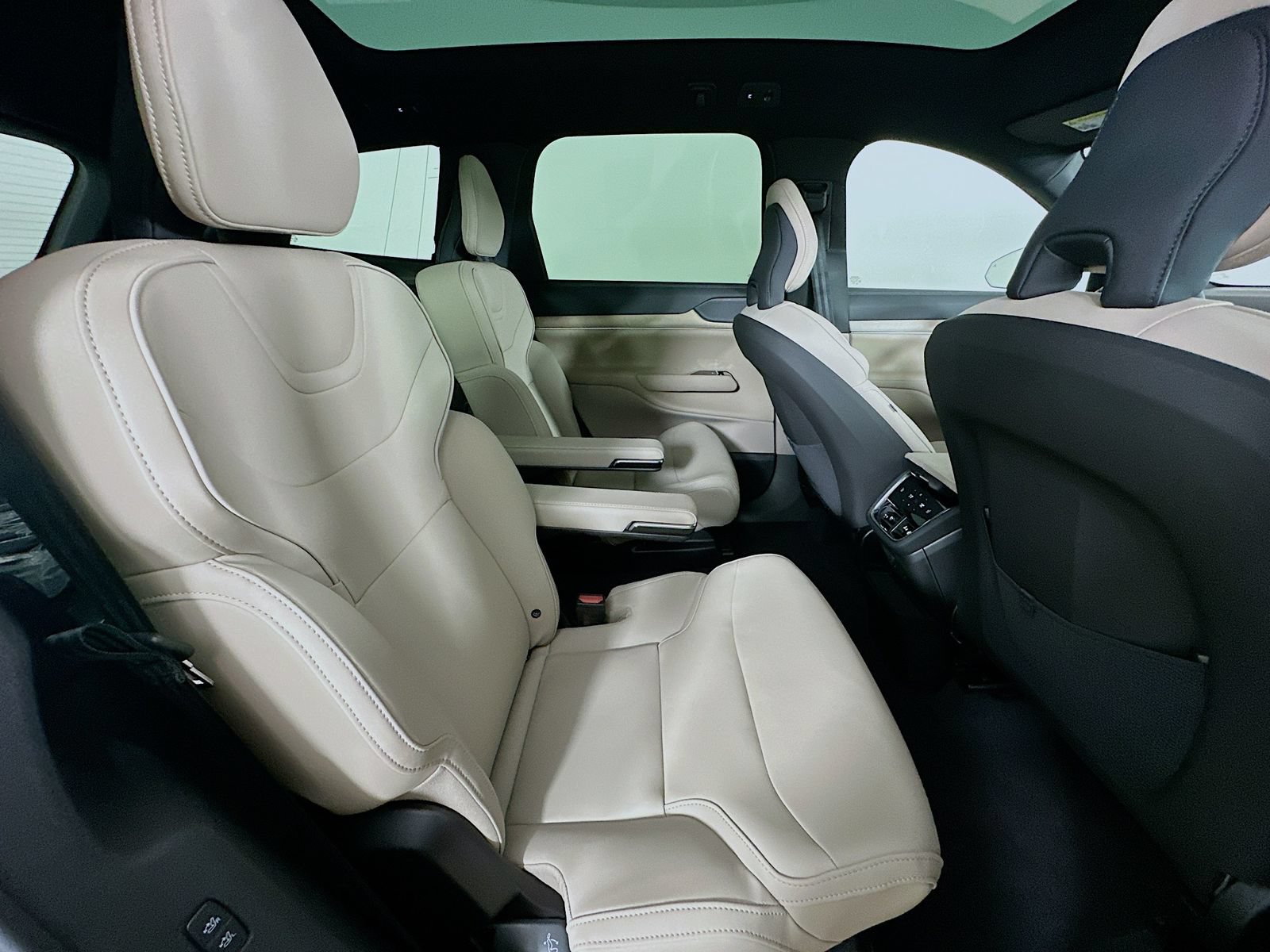 New 2026 Volvo EX90 Plus AWD/4WD image 41