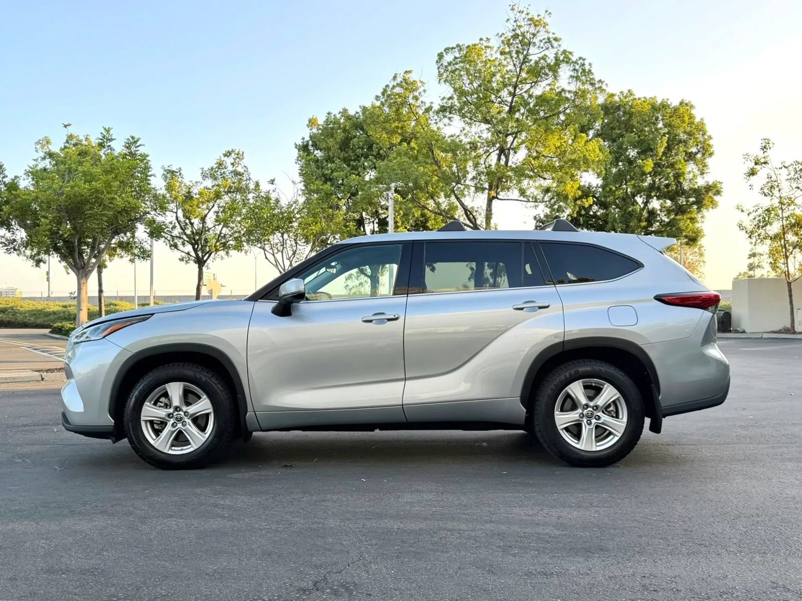Used 2021 Toyota Highlander L FWD image 7