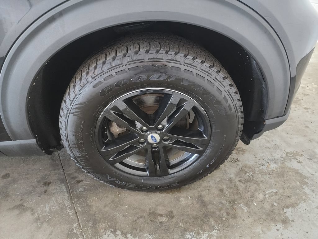 Used 2020 Ford Explorer XLT w/ Equipment Group 202A AWD/4WD image 40
