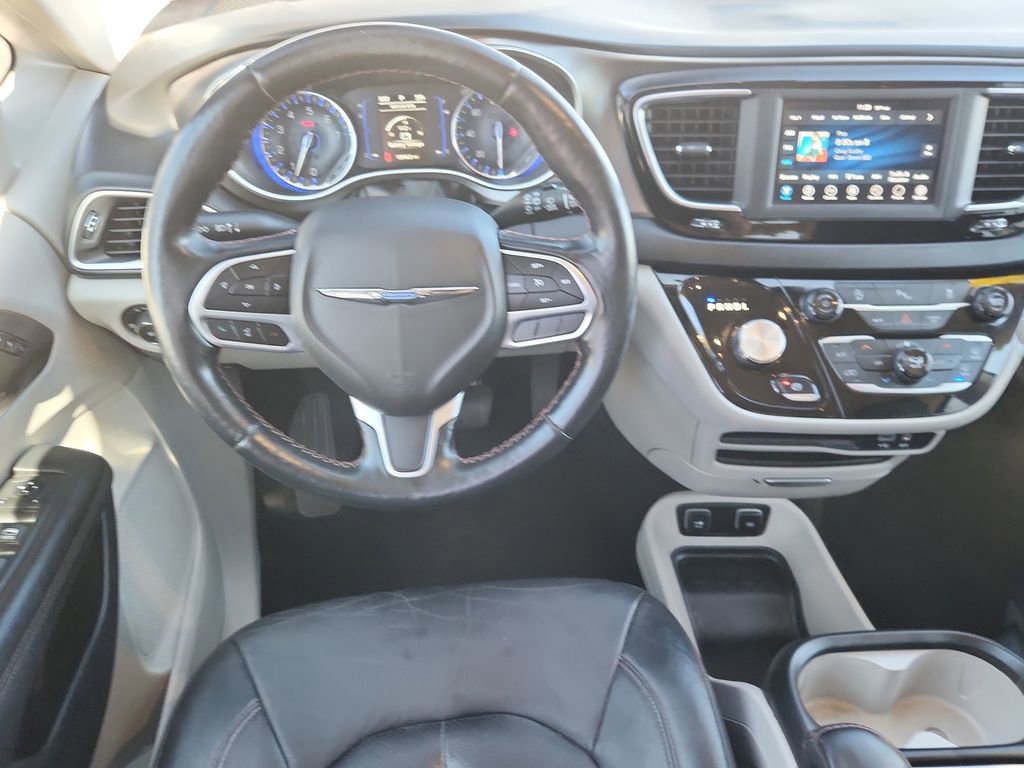Used 2020 Chrysler Pacifica Touring-L FWD image 12