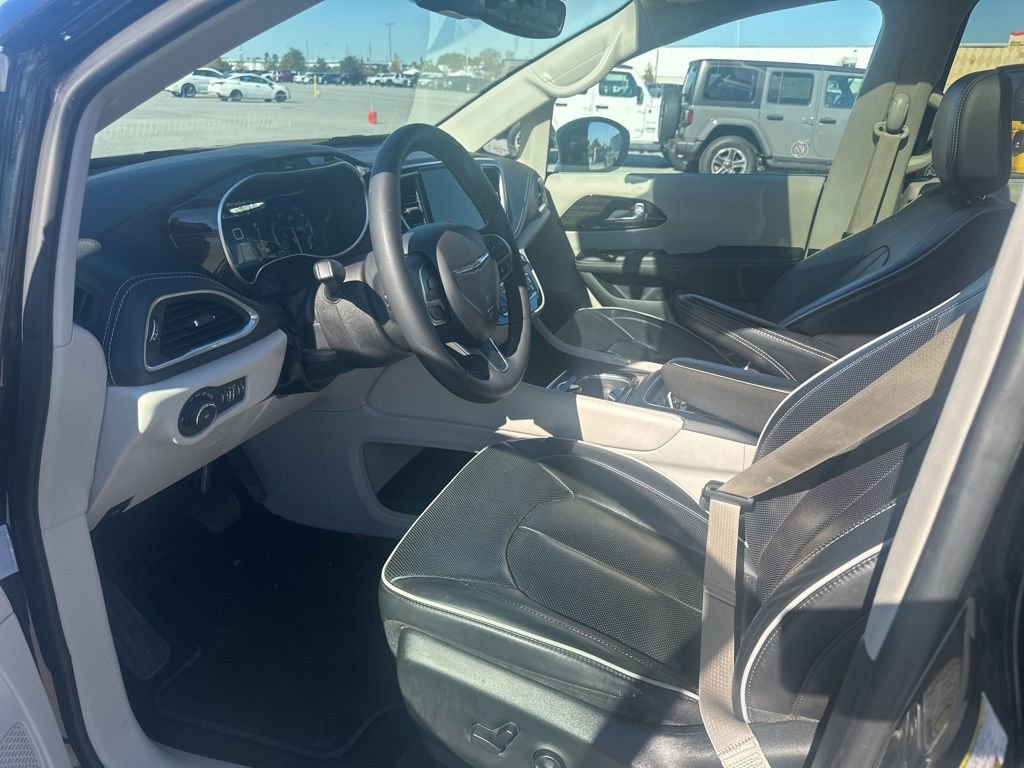 Used 2024 Chrysler Pacifica Limited image 12