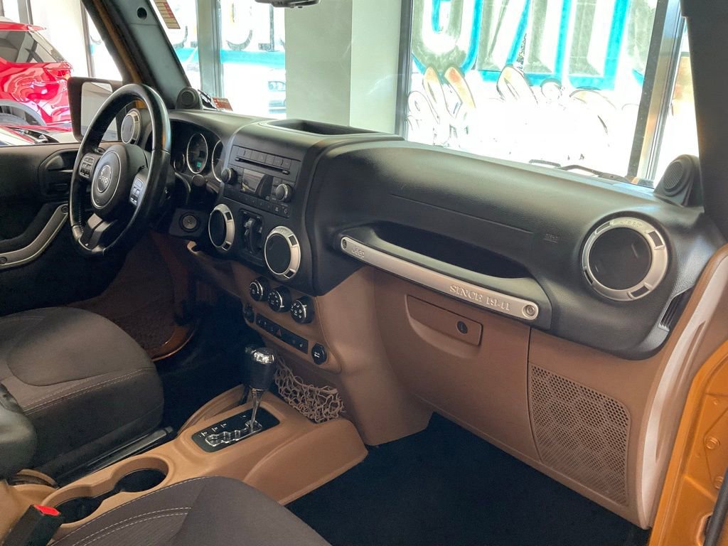 Used 2014 Jeep Wrangler Unlimited Rubicon image 16