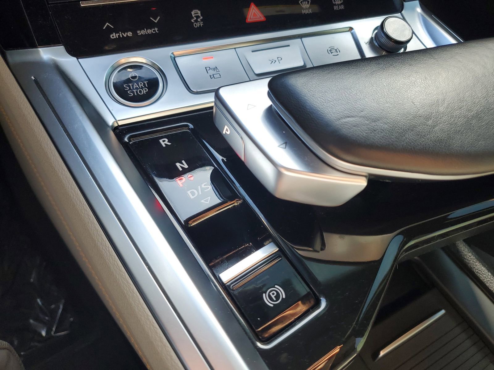 Used 2024 Audi Q8 e-tron Prestige w/ Prestige Package image 27